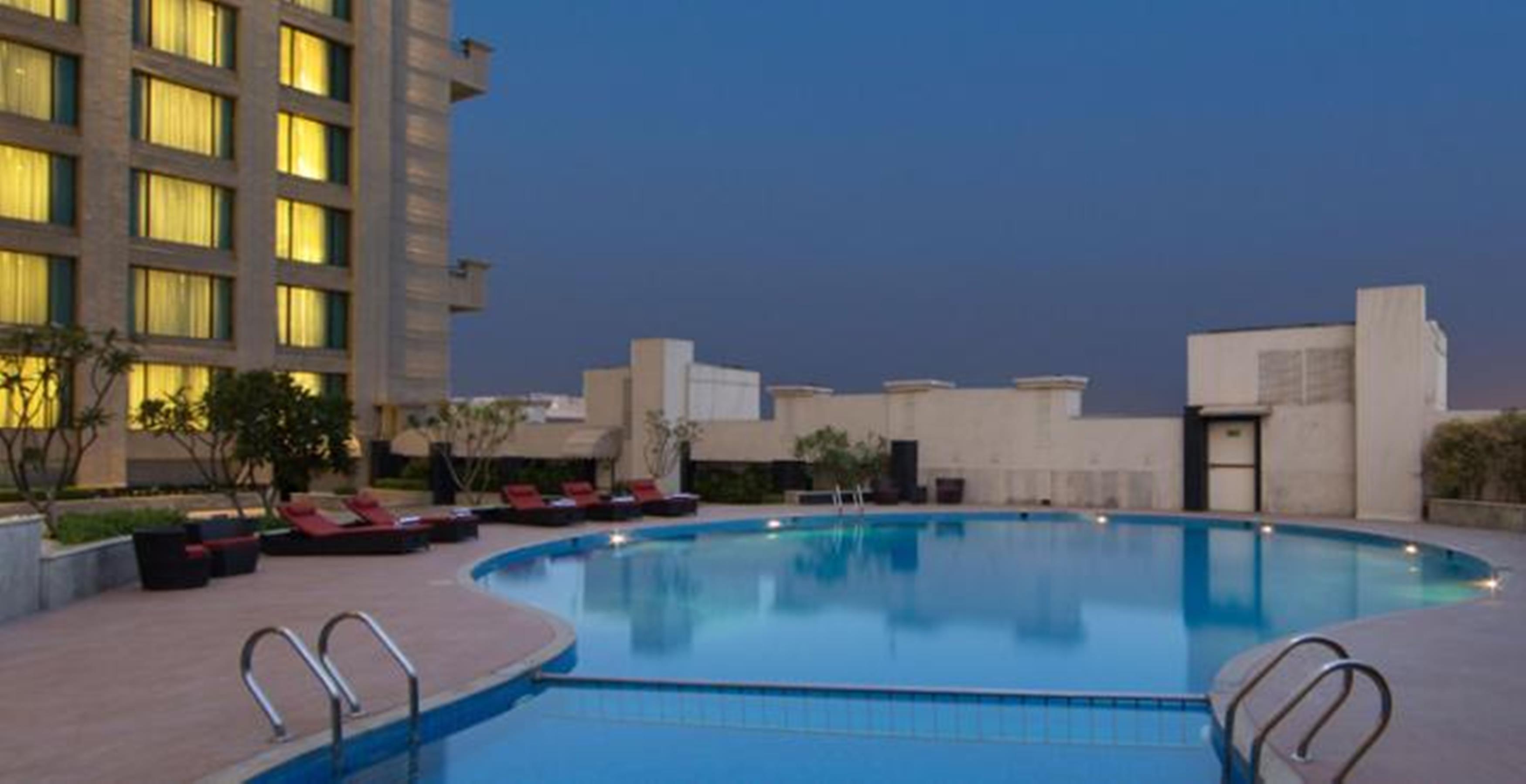 Welcomhotel By Itc Hotels, Dwarka, New Delhi Esterno foto The swimming pool at the hotel